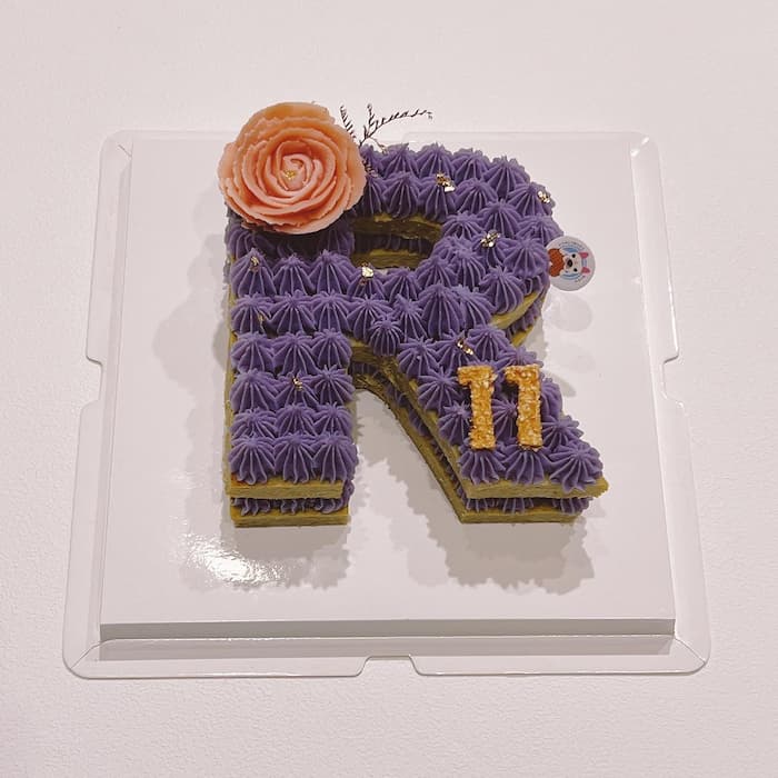 紫色字母R是要給狗狗吃的蛋糕