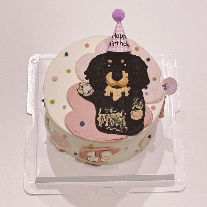 粉色畫黑色臘腸的蛋糕是要給狗狗吃的蛋糕