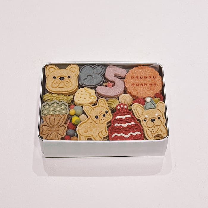 黃法鬥圖案的生日鐵盒餅乾是要給狗狗貓咪吃的